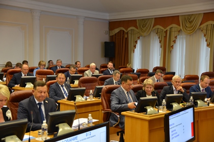 Доклады Уполномоченных и Ассоциации муниципальных образований обсудили на сессии Законодательного Собрания